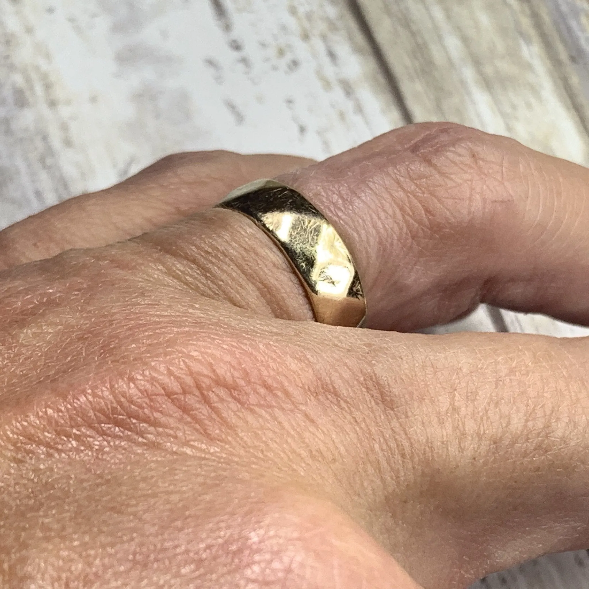 1960s Etched Gold Wedding Band or Stacking Ring in 9k Yellow Gold. Estate Jewelry. Size 4 1/2.