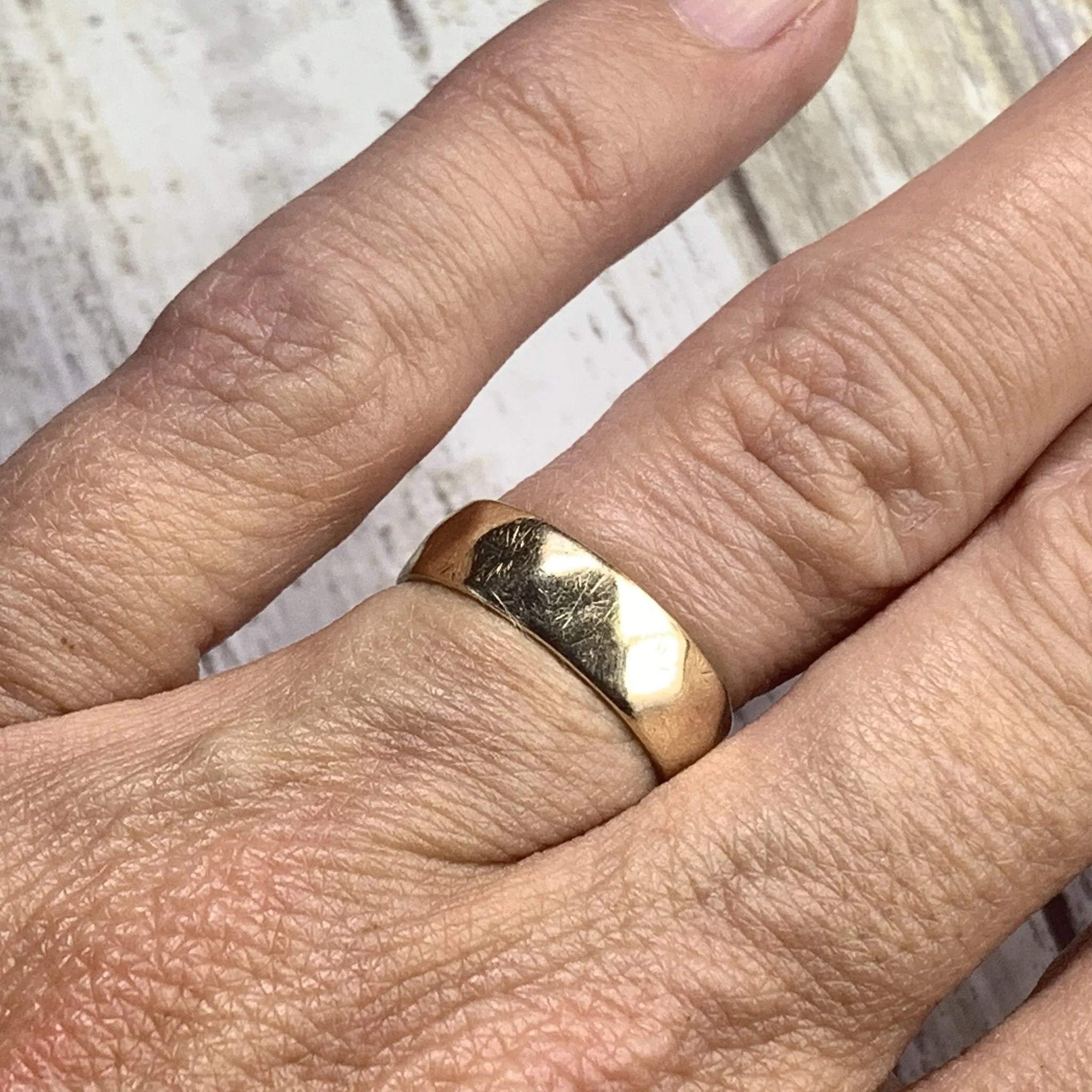 1960s Etched Gold Wedding Band or Stacking Ring in 9k Yellow Gold. Estate Jewelry. Size 4 1/2.