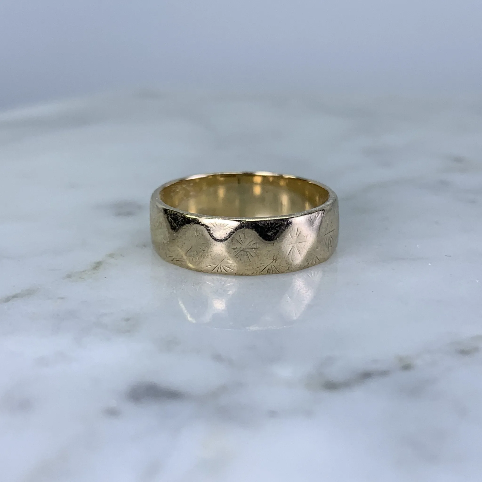 1960s Etched Gold Wedding Band or Stacking Ring in 9k Yellow Gold. Estate Jewelry. Size 4 1/2.