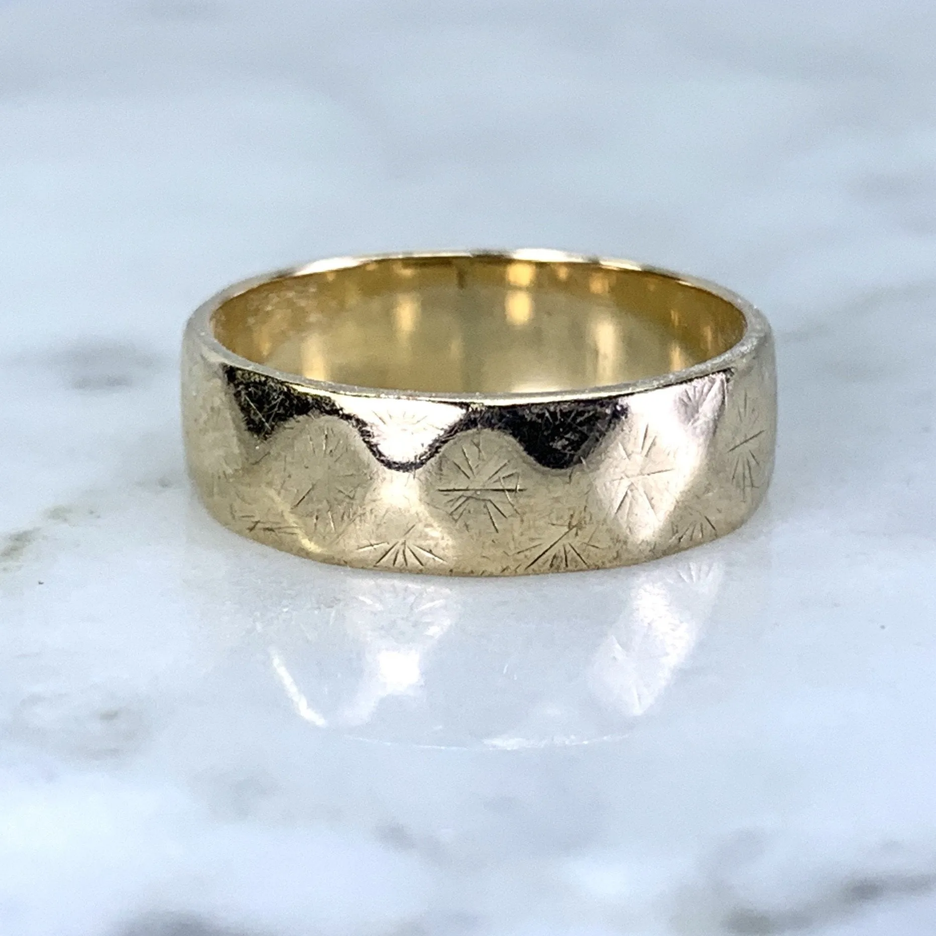 1960s Etched Gold Wedding Band or Stacking Ring in 9k Yellow Gold. Estate Jewelry. Size 4 1/2.