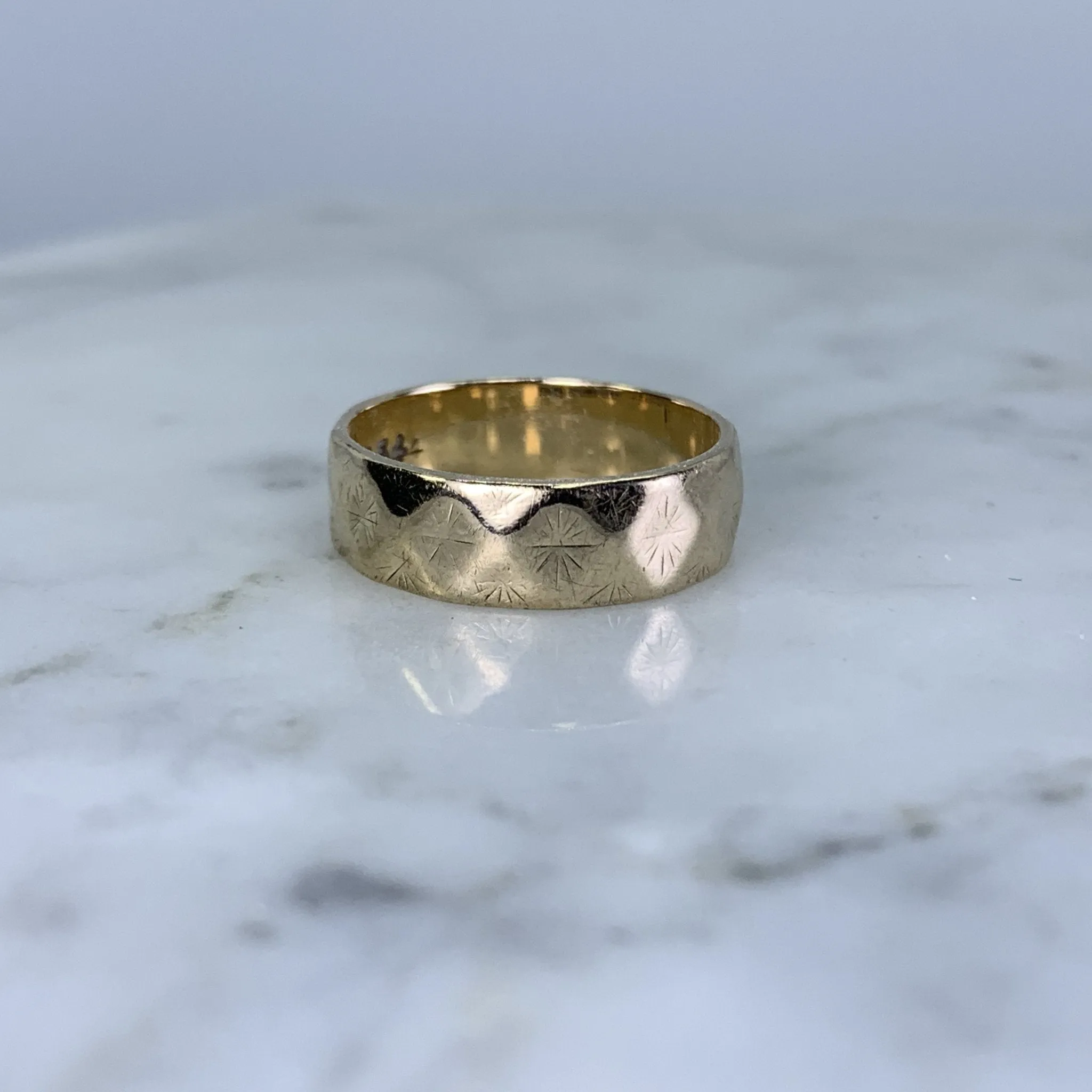 1960s Etched Gold Wedding Band or Stacking Ring in 9k Yellow Gold. Estate Jewelry. Size 4 1/2.