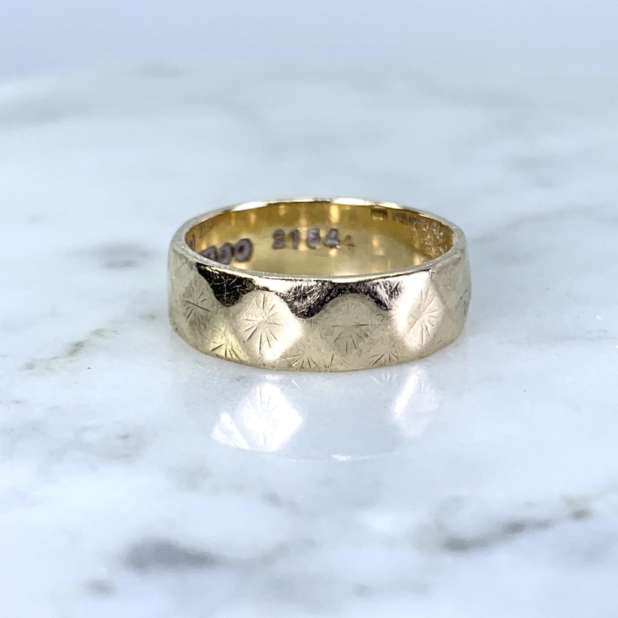 1960s Etched Gold Wedding Band or Stacking Ring in 9k Yellow Gold. Estate Jewelry. Size 4 1/2.