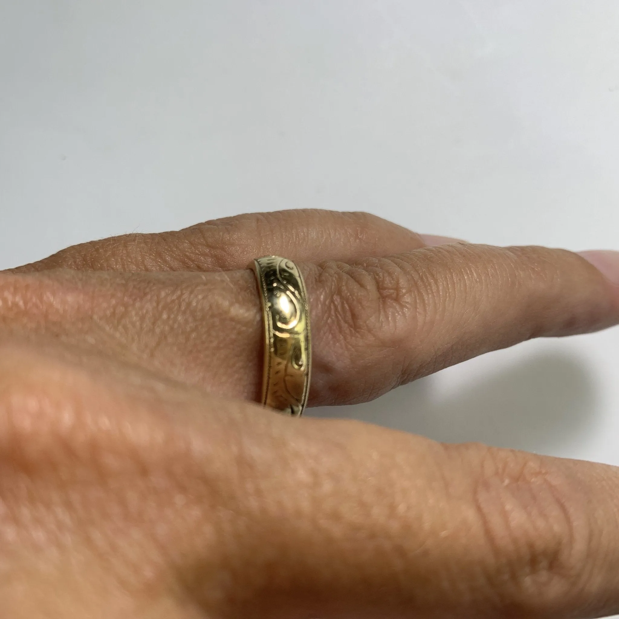 1970s Etched Gold Wedding Band or Stacking Ring in Yellow Gold. Estate Jewelry. Affordable Vintage.