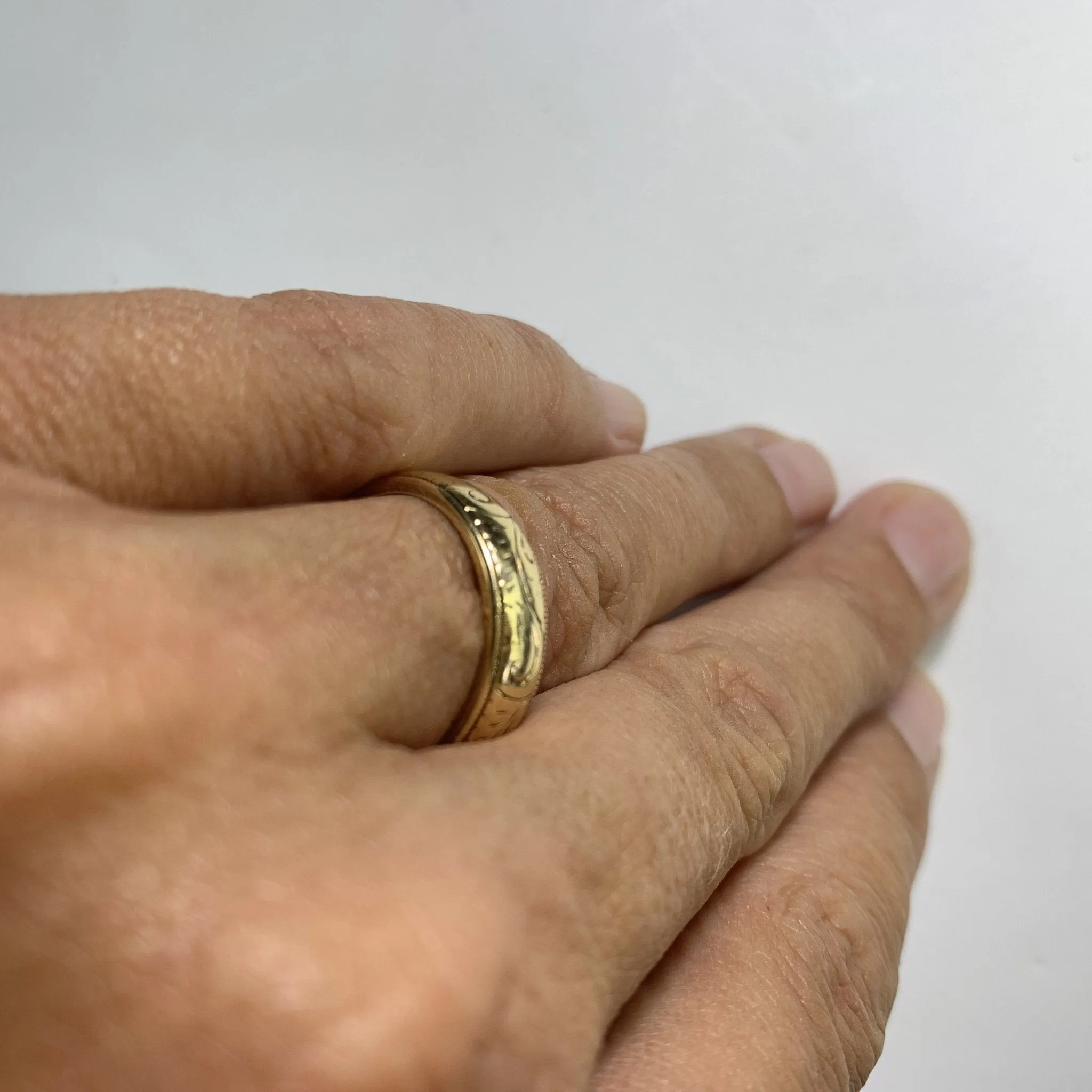 1970s Etched Gold Wedding Band or Stacking Ring in Yellow Gold. Estate Jewelry. Affordable Vintage.