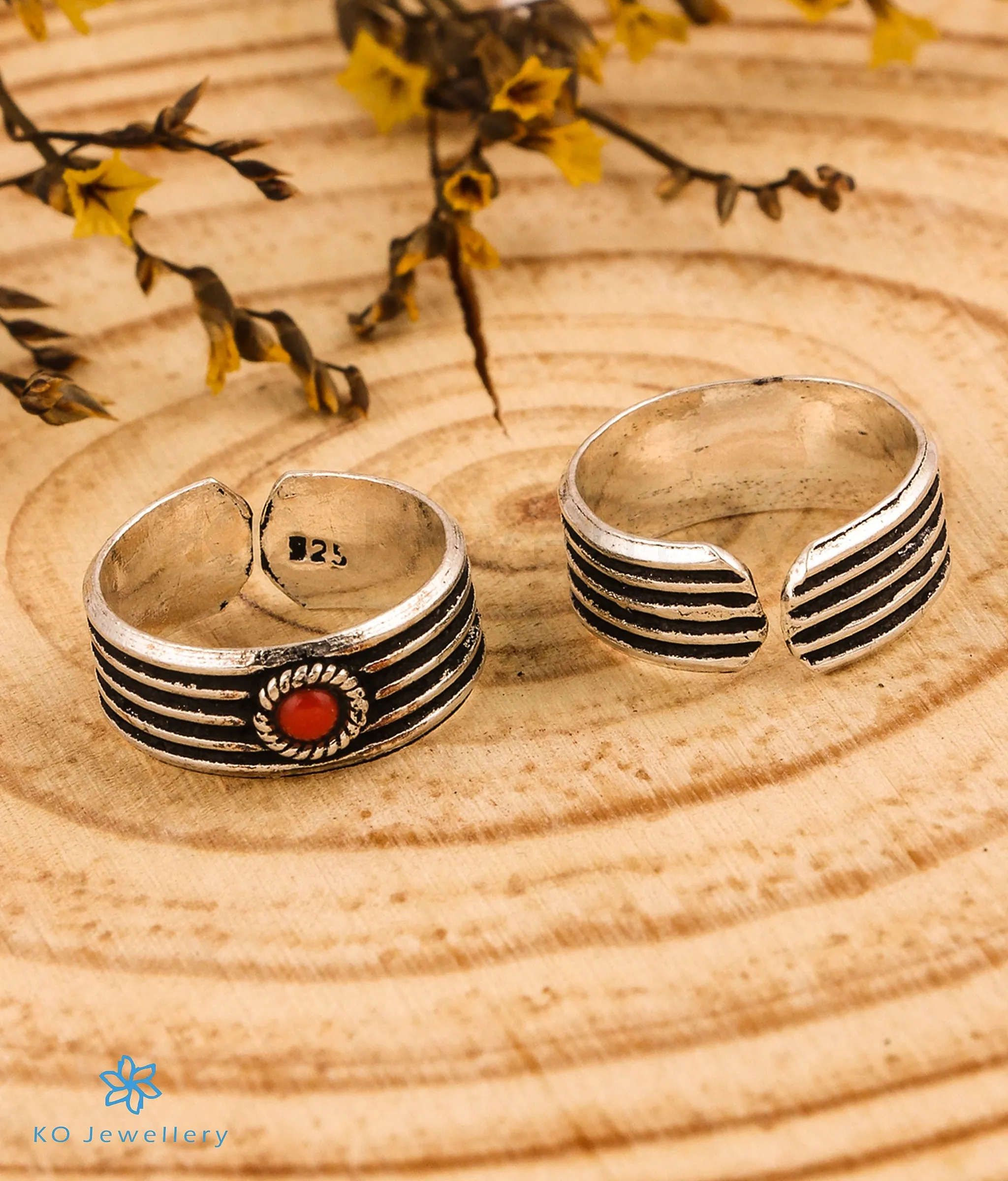 The Udvita Silver Toe-Rings (Coral)