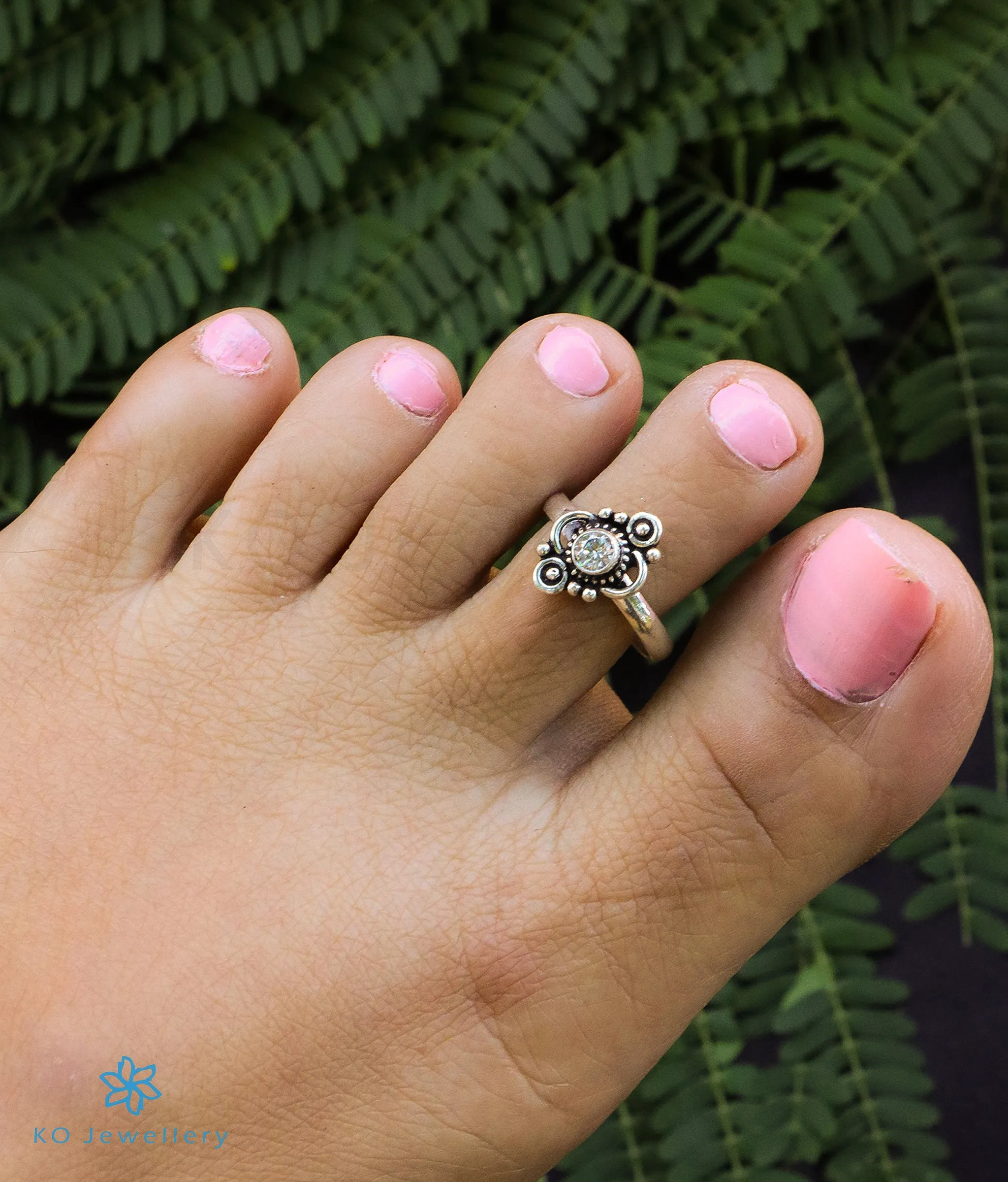 The Vama Silver Toe-Rings (White)