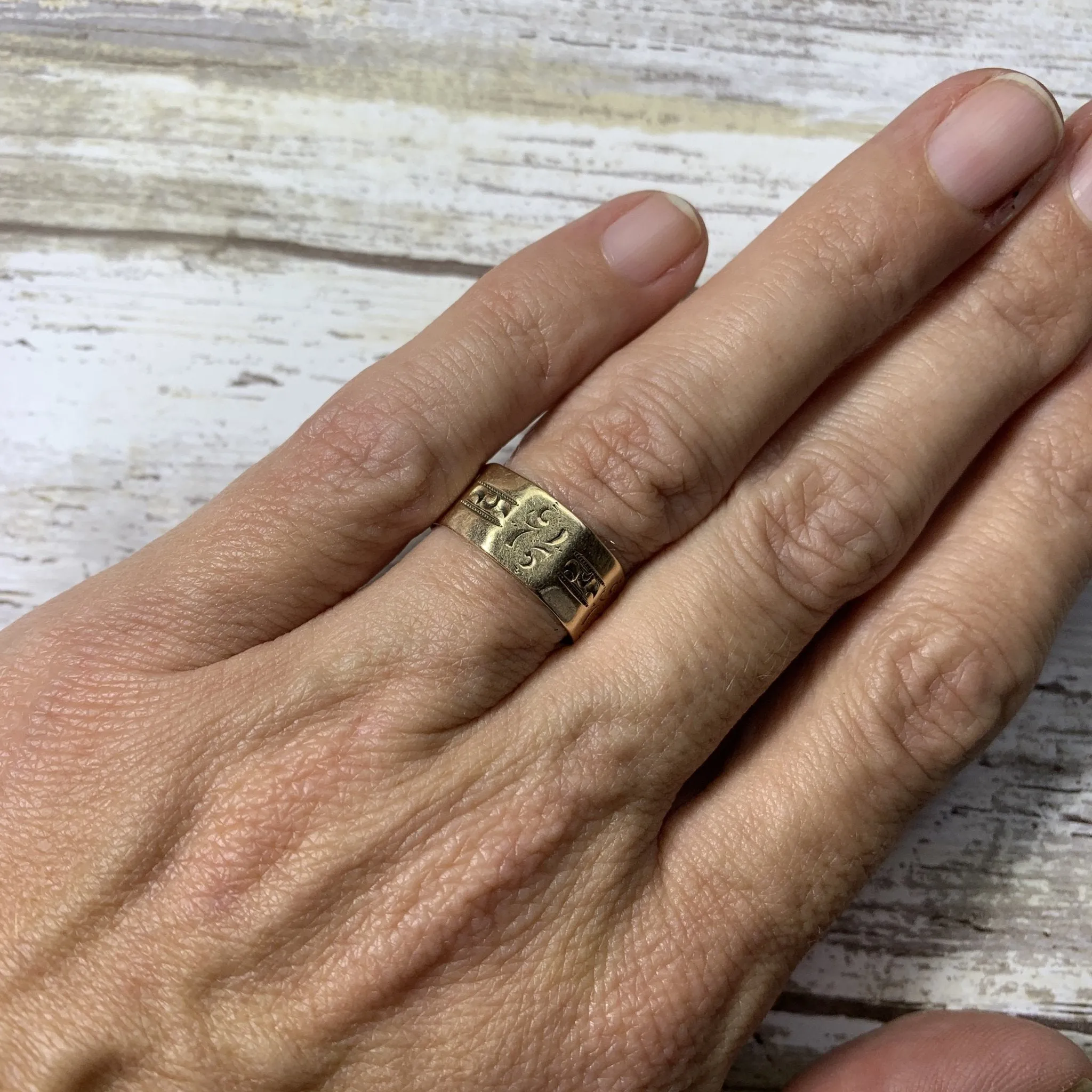 Victorian Etched Gold Wedding Band or Stacking Ring in 10k Rose Gold. Estate Jewelry. 1900s. Size 6.