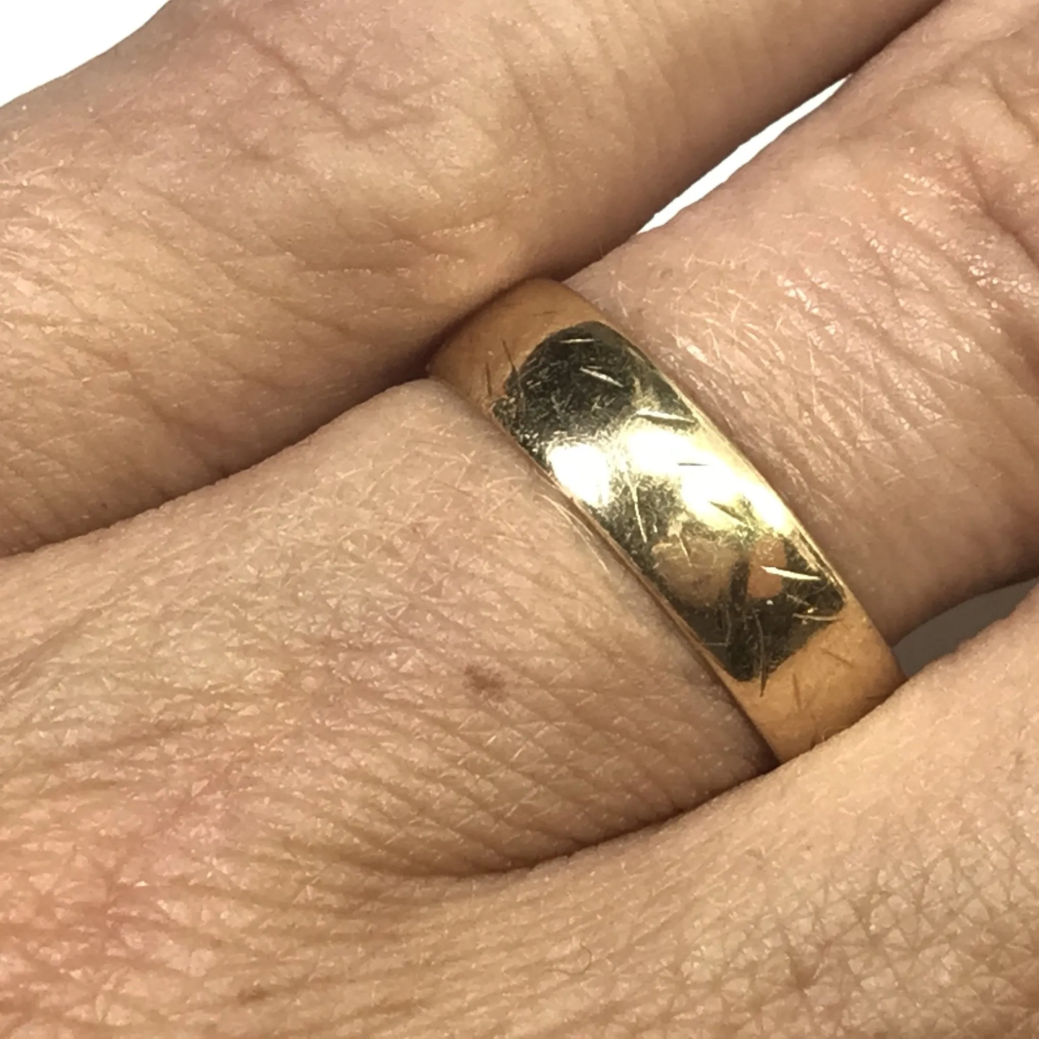 Vintage Etched Gold Wedding Band. 9k Yellow Gold. Stacking Ring. 1930s. Size 6 1/4. Estate Jewelry