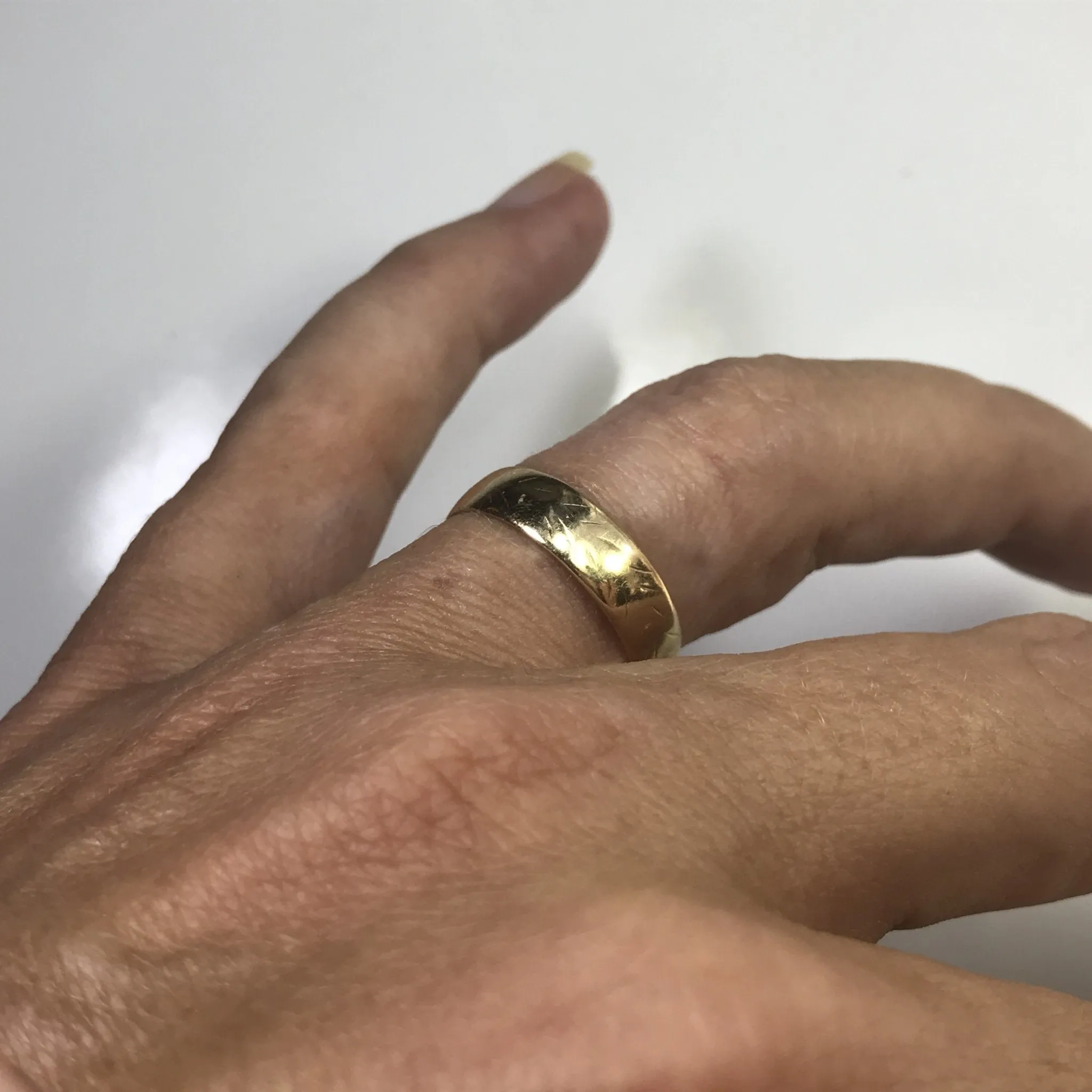 Vintage Etched Gold Wedding Band. 9k Yellow Gold. Stacking Ring. 1930s. Size 6 1/4. Estate Jewelry